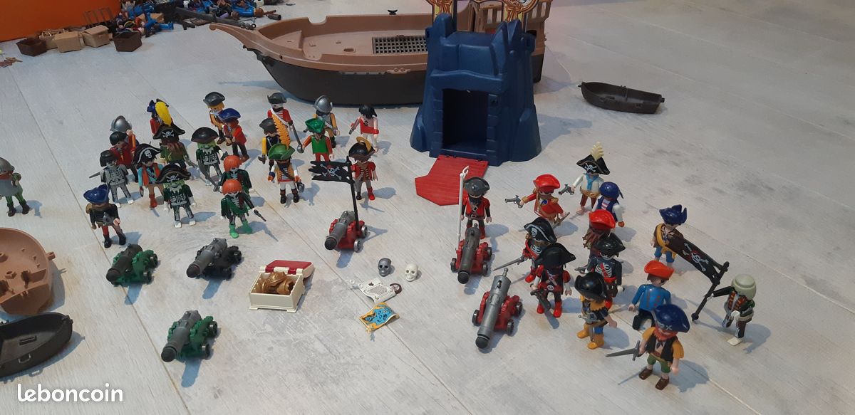 Lot 34 playmobil pirates (image 1)