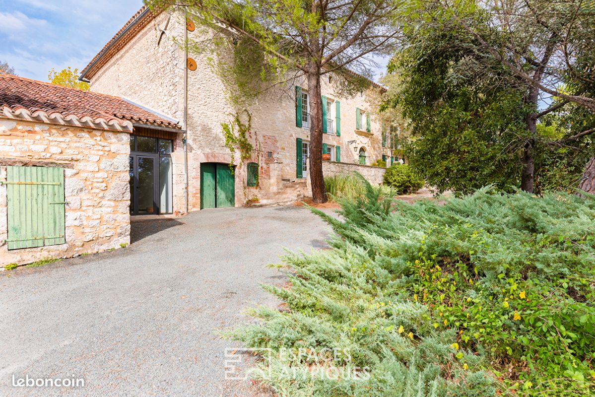 Maison 8 pièces 327 m² · à Sainte-Croix · 327 m² · 700 000 €