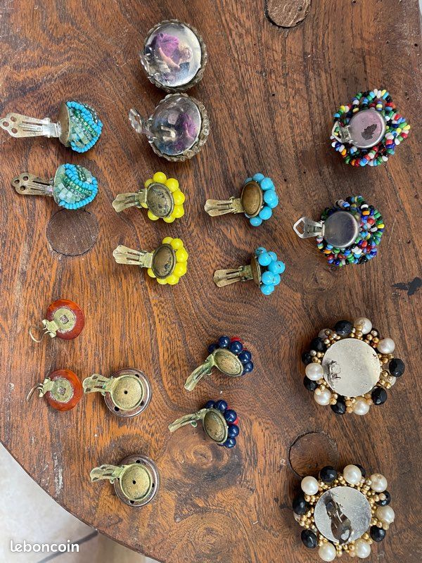Lot d'anciennes paires de boucles d'oreilles métal et nacre, vintage