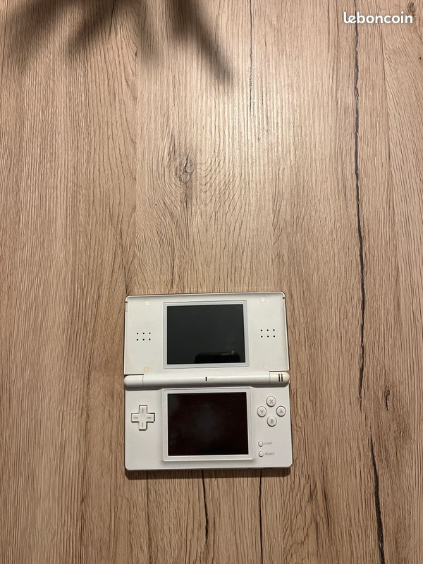 Nintendo DS + chargeur + stylet + 2 jeux (image 1)