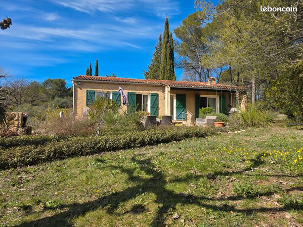 Maison rénovée en 2021 sur un terrain ensoleillé et verdoyant de 3890 m²