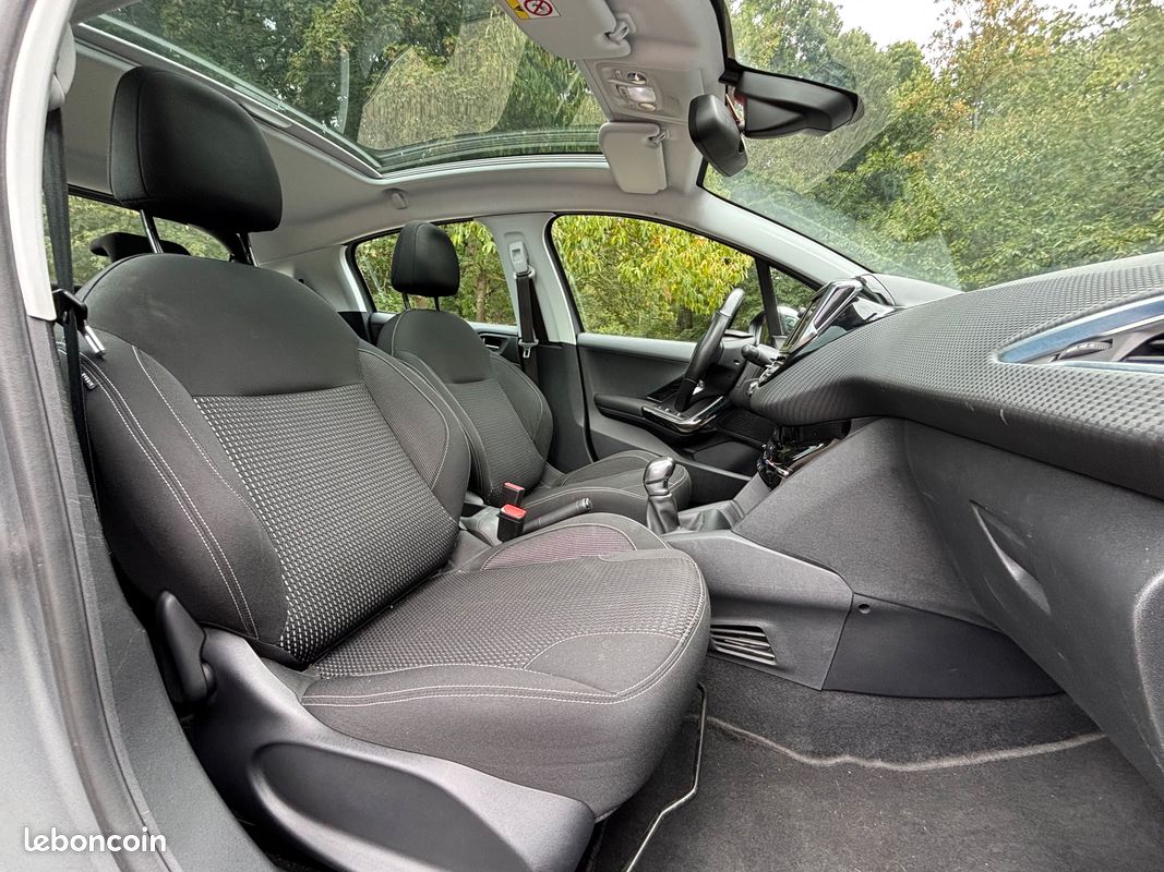 PEUGEOT Phase II 208 1.2 110 cv Allure (image 10)
