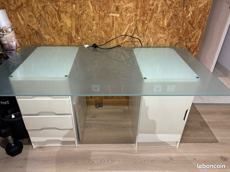 Bureau (image 1)