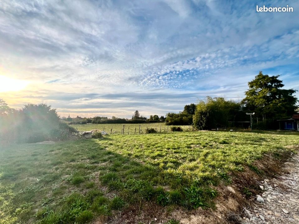Terrain 825 m² · à Neuville-les-Dames · 95 000 €