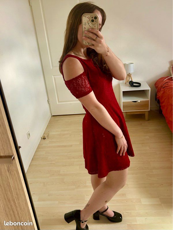 Robe rouge dentelle Vêtements