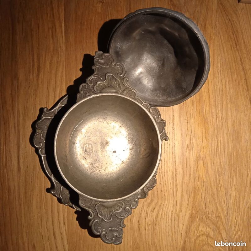 Ancien plat écuelle bol à oreilles pot couvert avec son assiette en étain Varido 1751 (image 3)
