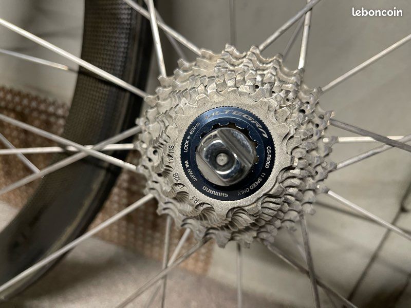 Roue carbone Shimano RS8. Cassette Shimano Ultegra R8000 et Gatorskin Roue carbone Shimano RS8. Cassette Shimano Ultegra R8000 et Gatorskin
