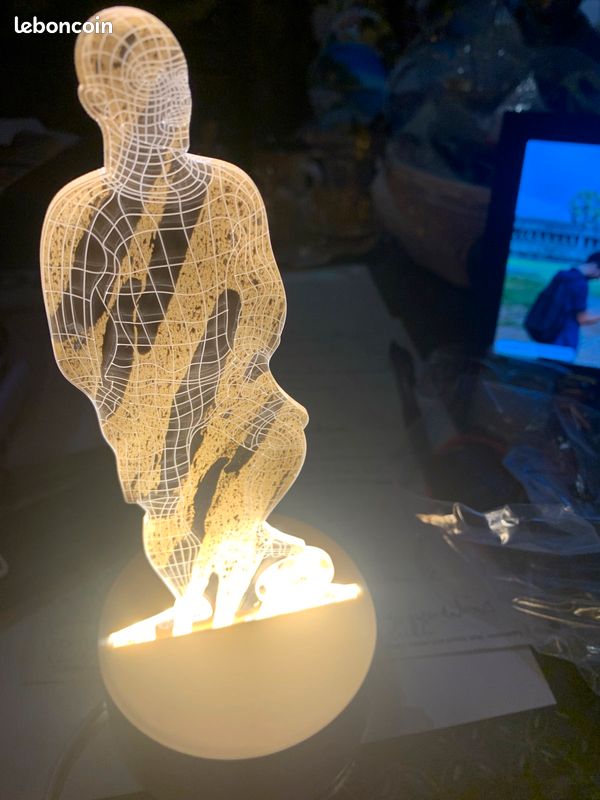Lampe de table décorative 6 led forme football (image 1)