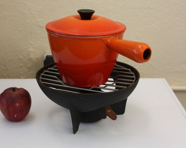 Service à fondue Le Creuset orange vintage presque complet France années 1970 en fonte émaillée design rétro batterie de cuisine française poêle à viande émaillée marron - France