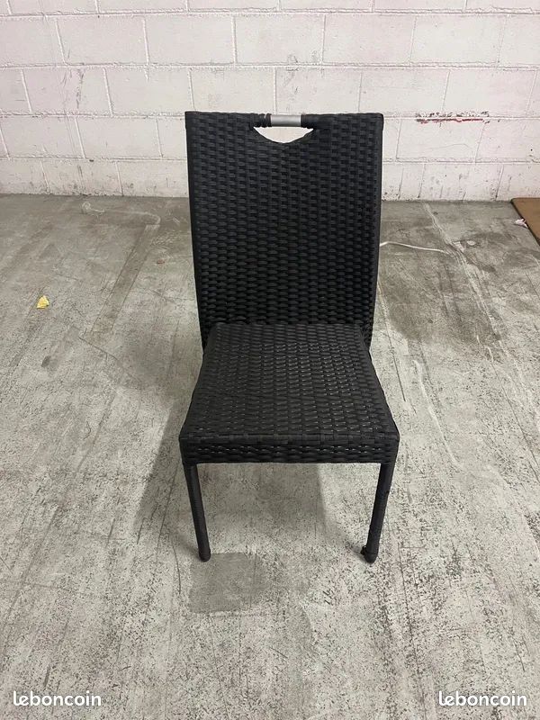 Chaise noir tressée (image 1)