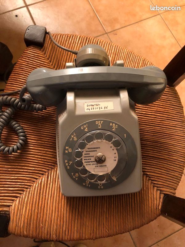 Vieux téléphone à cadran vintage (image 3)