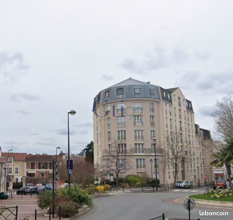 Parking/box Clamart · 90 €/mois