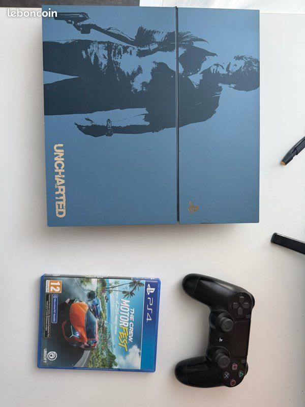 Un pack PlayStation avec une manette Dualshock 4.0 + Uncharted: The