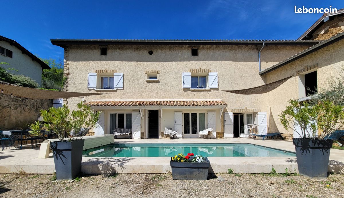 Maison 7 pièces 220 m² · à Massieux · 220 m² · 599 000 €