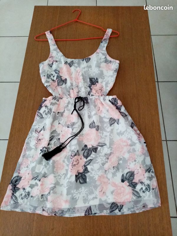 Robe blanche fleurie marque jennyfer taille s 36/38 Vêtements