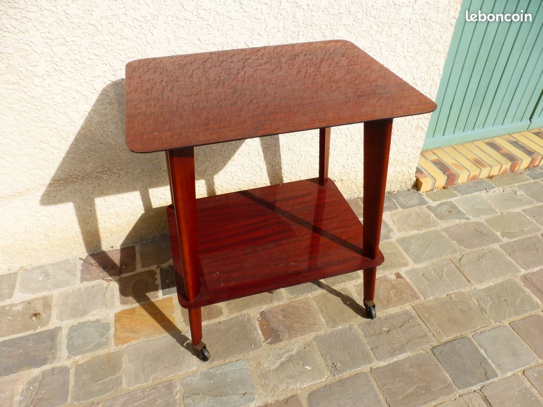Petite table bois verni a roulettes 65X50 vintage années 70 (image 1)
