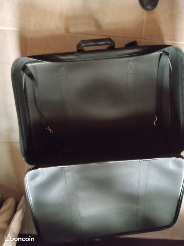 Valise noire souple avec deux lanières de fermeture plus fermeture éclair centrale (image 2)