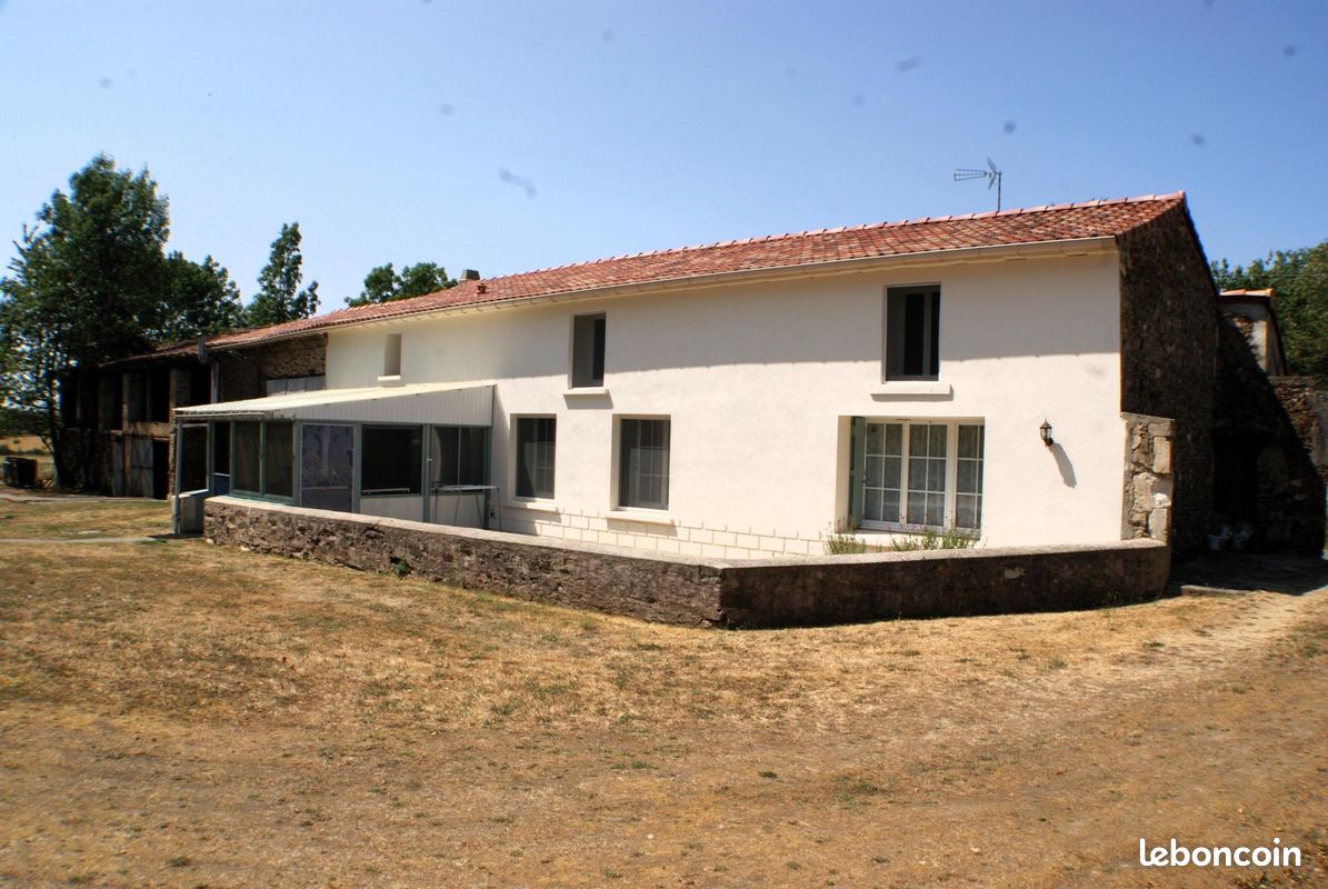 Maison 8 pièces 223 m² · à Saint-Maurice-le-Girard · 223 m² · 220 000 €
