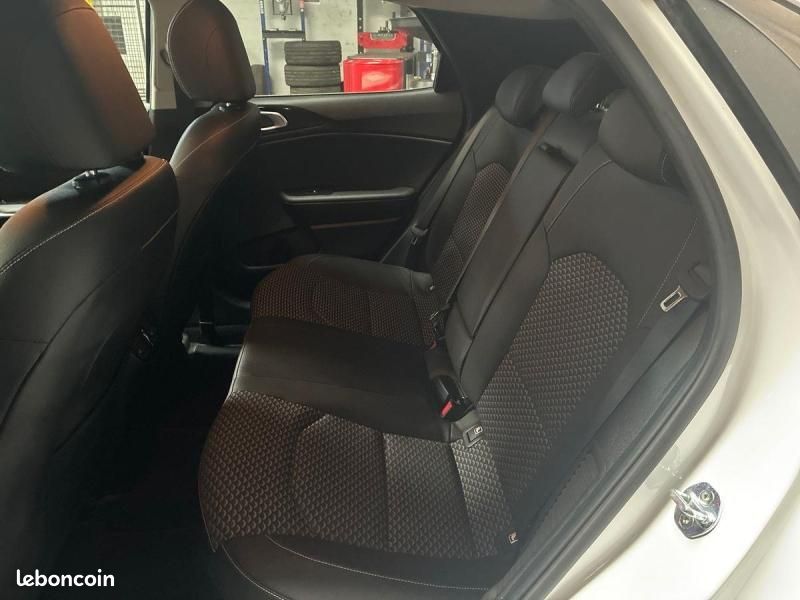 Kia XCeed 1.6 GDi 105ch + Plug-In 60.5ch Black & White Edition DCT6 MY22 (image 17)