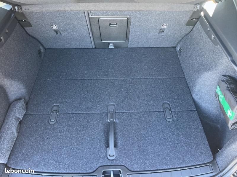 Volvo EX40 Single Extended Range 252ch Black Edition (image 13)