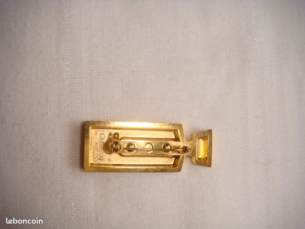 Petite Broche Vintage En Métal Doré - Motif Flacons De Parfum Guerlain - Marque Dior - Occasion