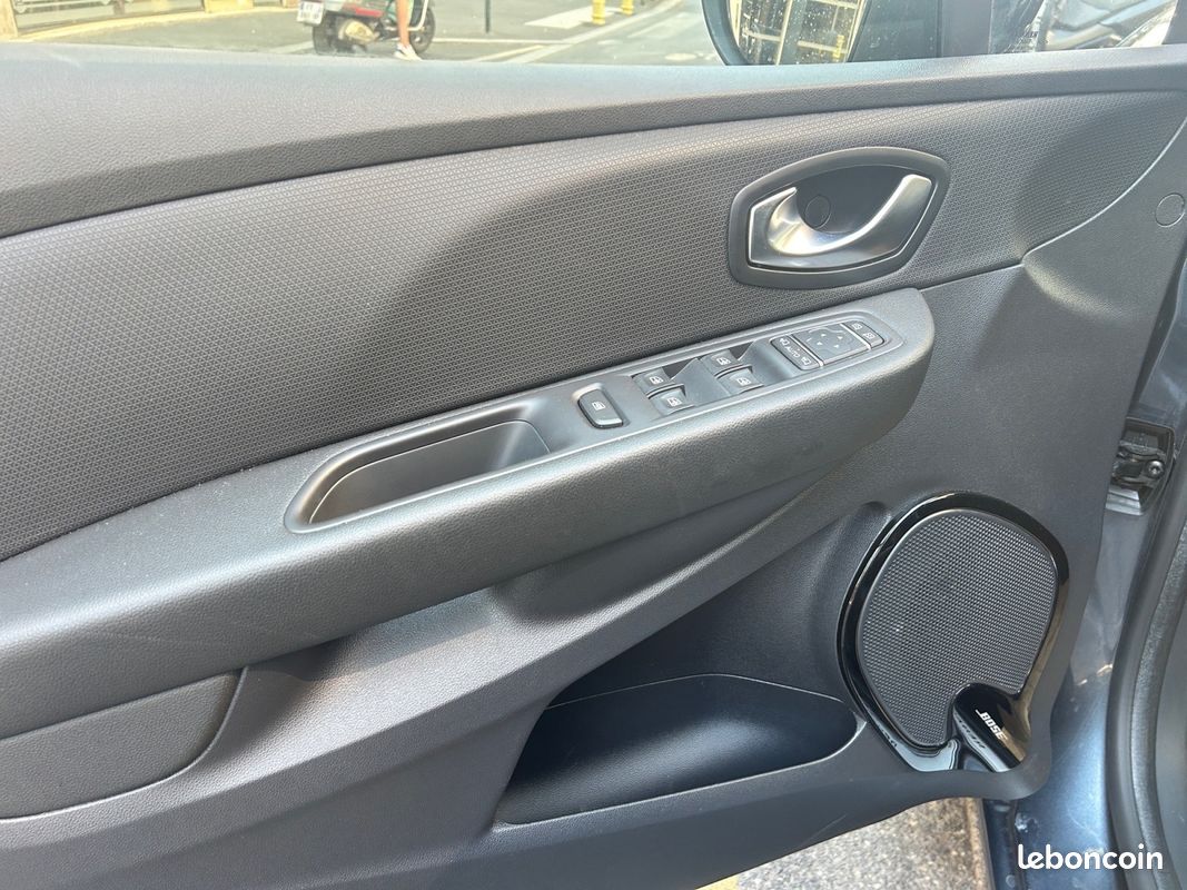 RENAULT CLIO IV DCi 90 Energy Steel EDC ( SE GARE TOUTE SEUL ) (image 24)