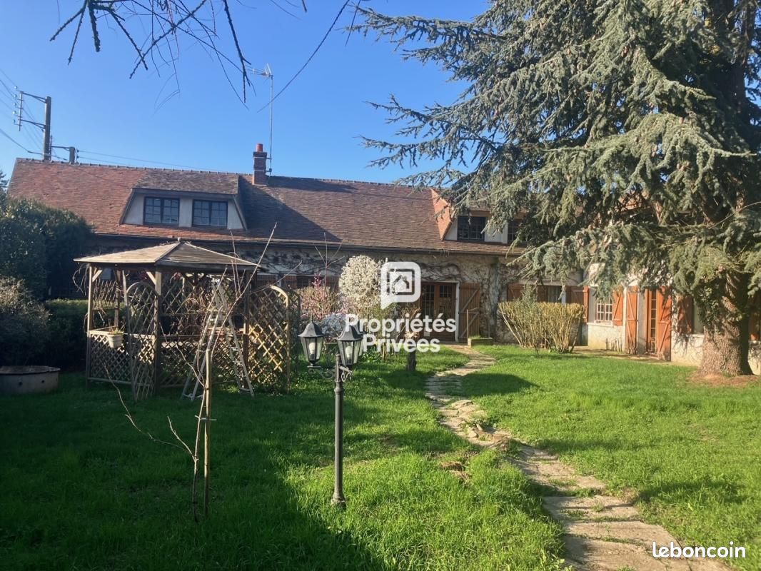 Maison 9 pièces 258 m² · à Maintenon · 258 m² · 273 000 €