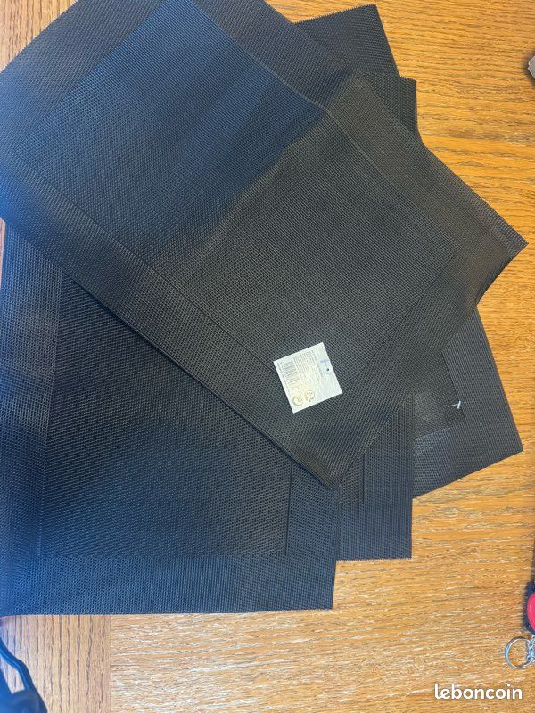 4 sets de table noirs neufs (image 3)