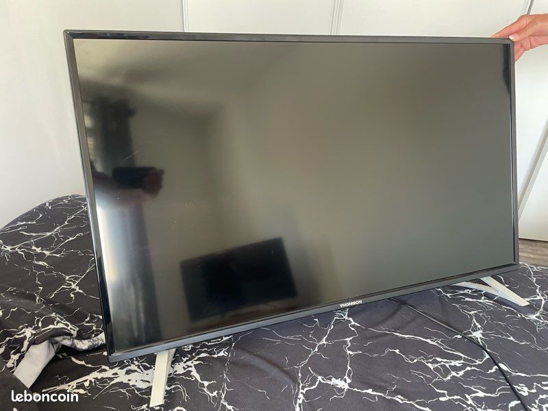 Tv Thomson 43 pouces (105 cm de diagonale) bon état + télécommande (image 1)