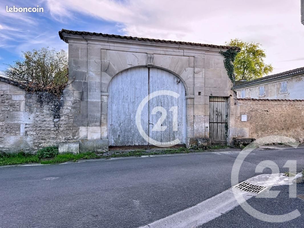 Maison 6 pièces 243 m² · à Graves-Saint-Amant · 243 m² · 210 000 €