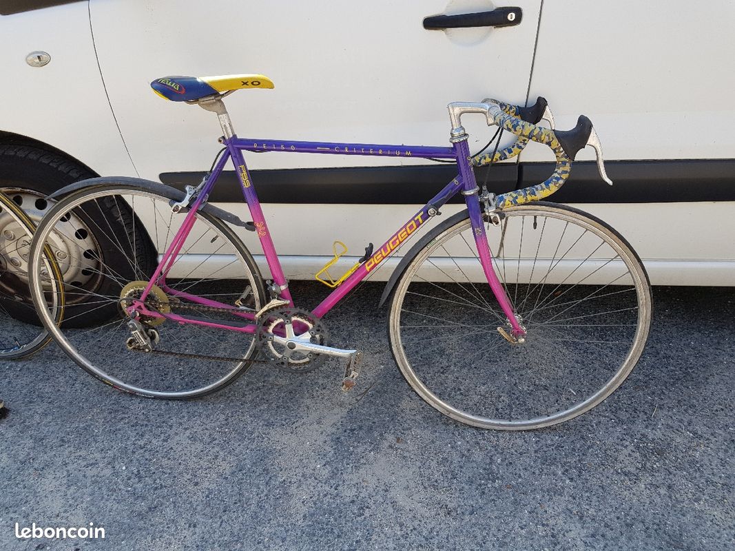 Beau vélo de course marque Peugeot Vélos
