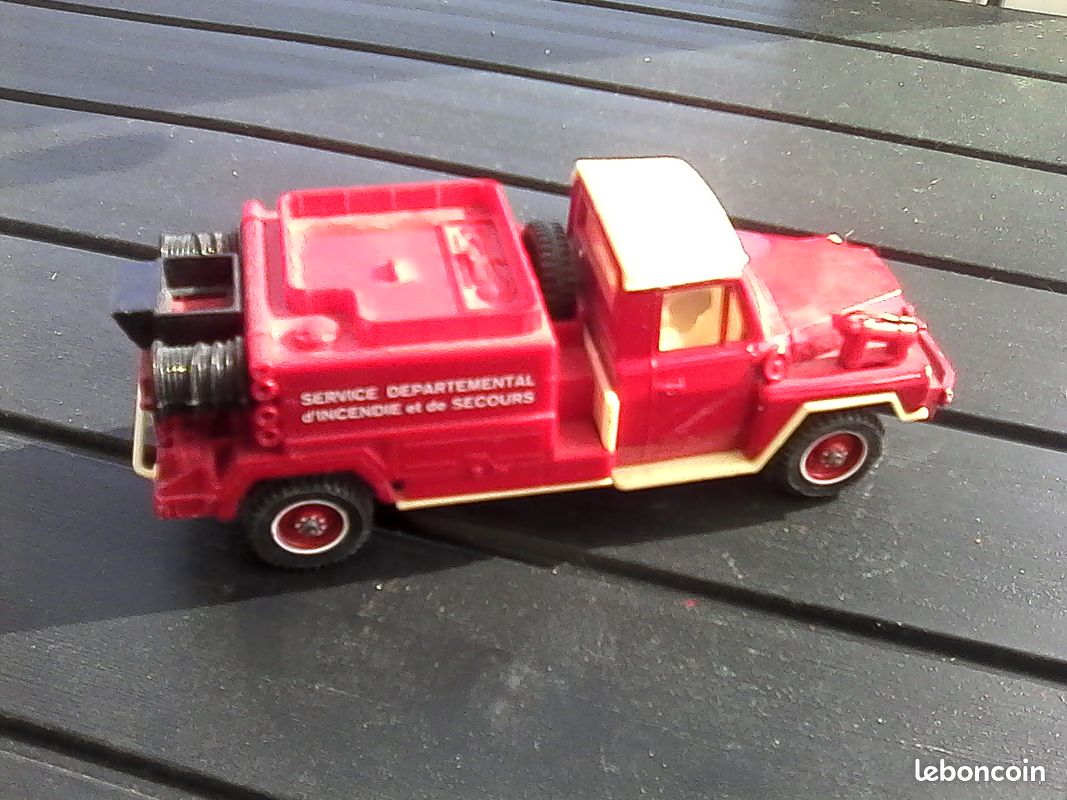 HACHETTE SOLIDO ACMAT 4X4 AMBULANCE AU 1/50