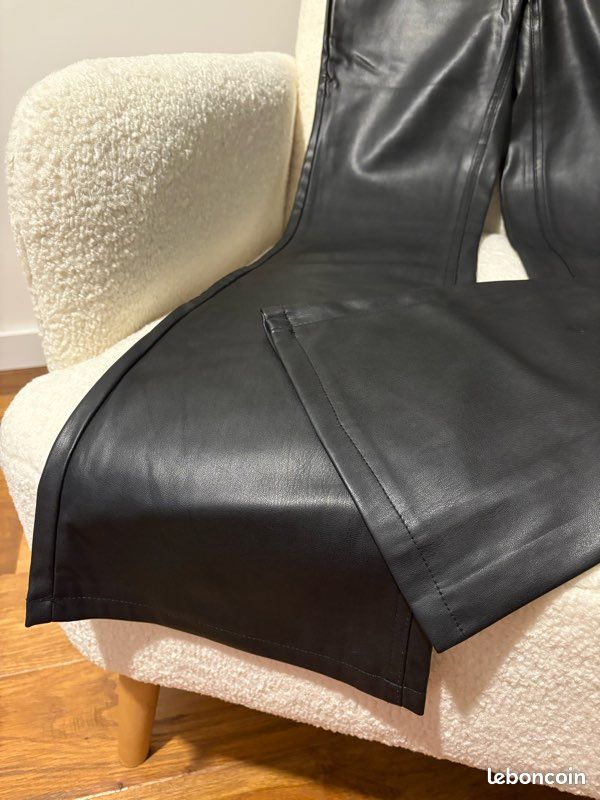 Pantalon Droit Simili Cuir Femme Bershka Taille S - Occasion Très Bon état, Couleur Noire
