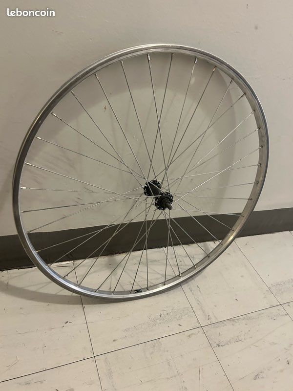 Roue avant 28 pouces (image 1)