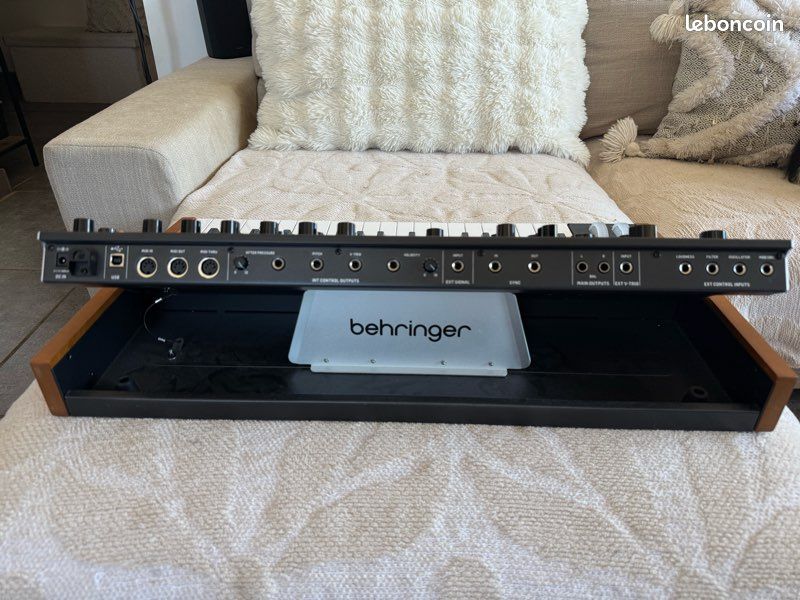 Behringer Poly D – synthétiseur analogique 37 touches – parfait état (image 3)