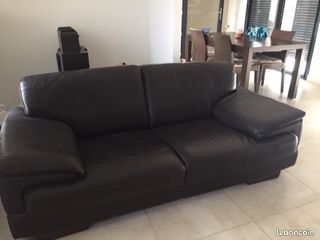 Un canapé cuir marron foncé (image 1)