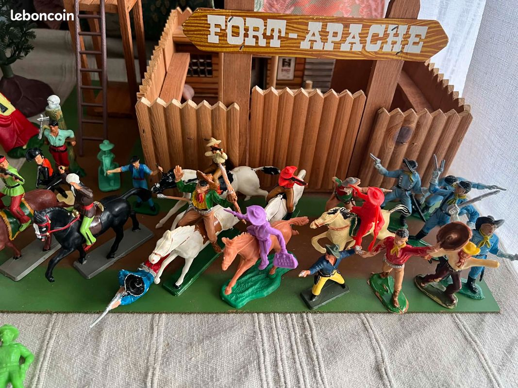 Ancien Jouet Fort Federal Comansi + Figurines et Accessoires + Boîte D