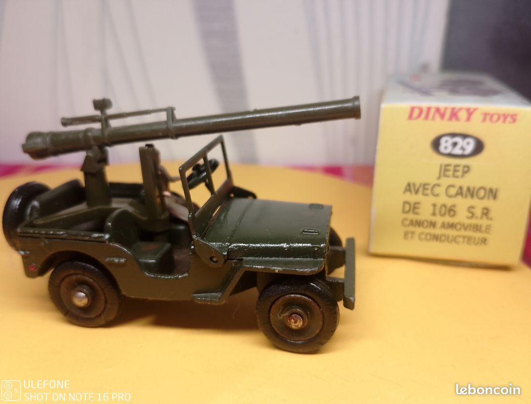DINKY TOYS 615 - Jeep Willys radio avec chauffeur