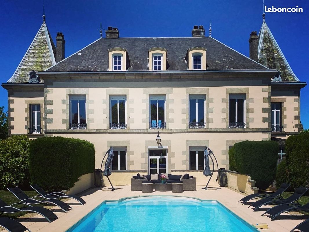 Maison 11 pièces 406 m² · à Châlus · 406 m² · 895 000 €