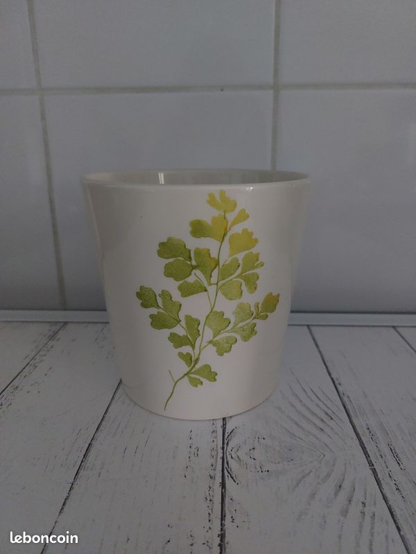 Cache pot (image 1)
