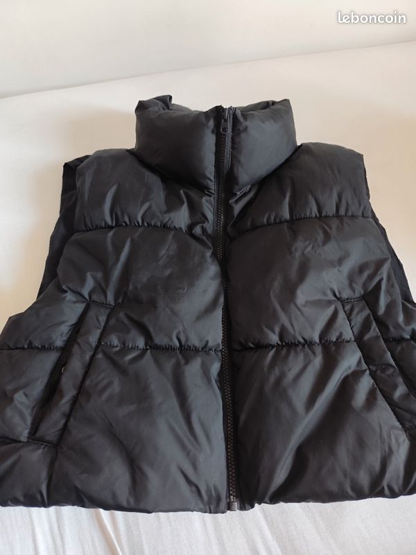 Doudoune noire sans manche Pull&Bear
Pull &Bear
Taille M
2 poches plaquées devant
Possibilité de resserrer la base
En parfait état (image 4)