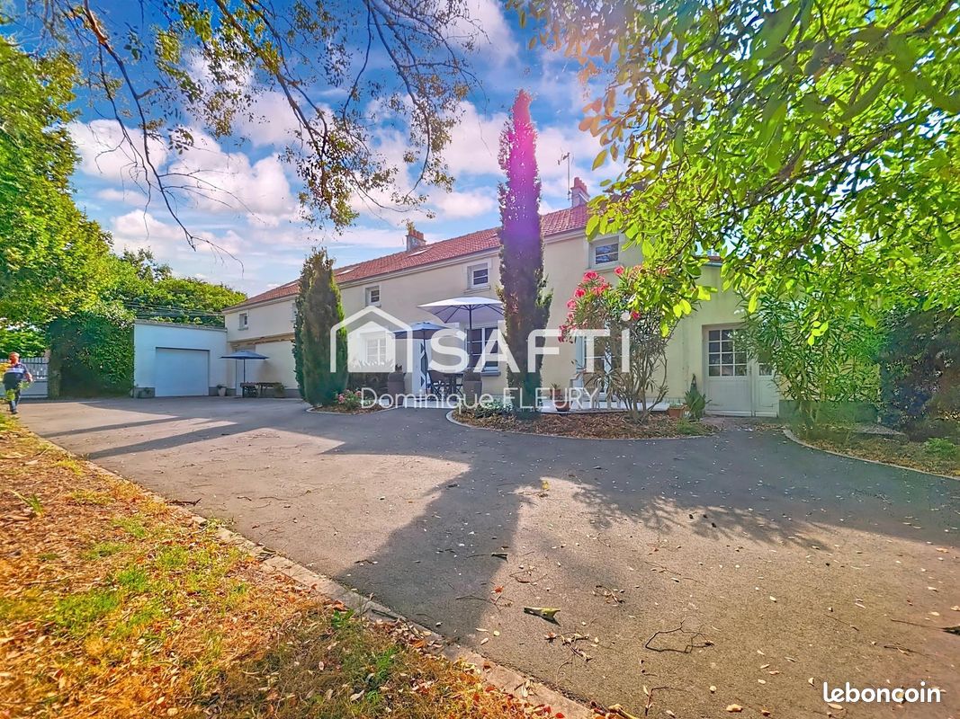 Propriété 8 pièces 252 m² (image 1)