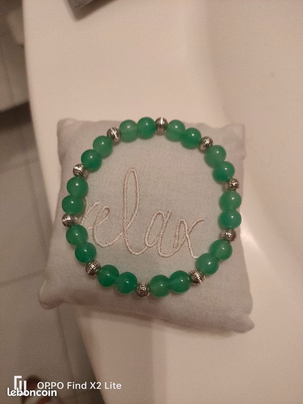Bracelet élastique perles en verre et décorations argentées (image 4)
