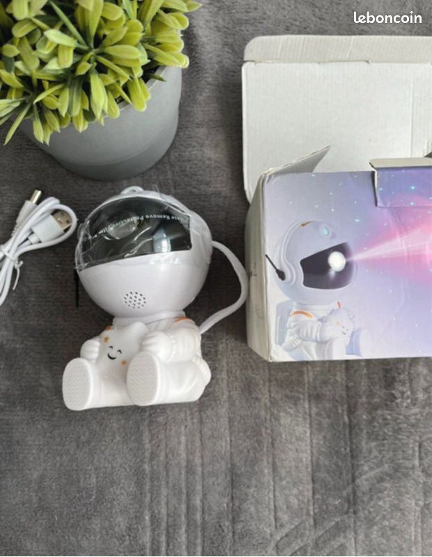 DAYLUMI Projecteur ciel étoilé LED astronaute avec musique Lunar-Rover Projecteur Galaxy avec