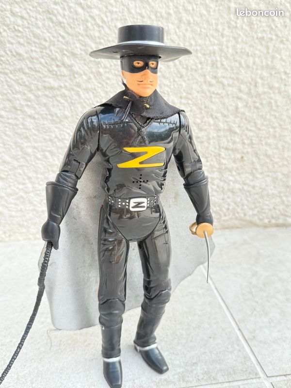 Grande figurine de Zorro avec chapeau, cape, épée et fouet (image 1)