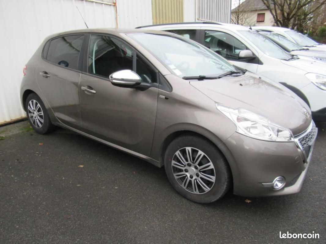 Peugeot 208 1.2 PURETECH 82ch STYLE (image 2)