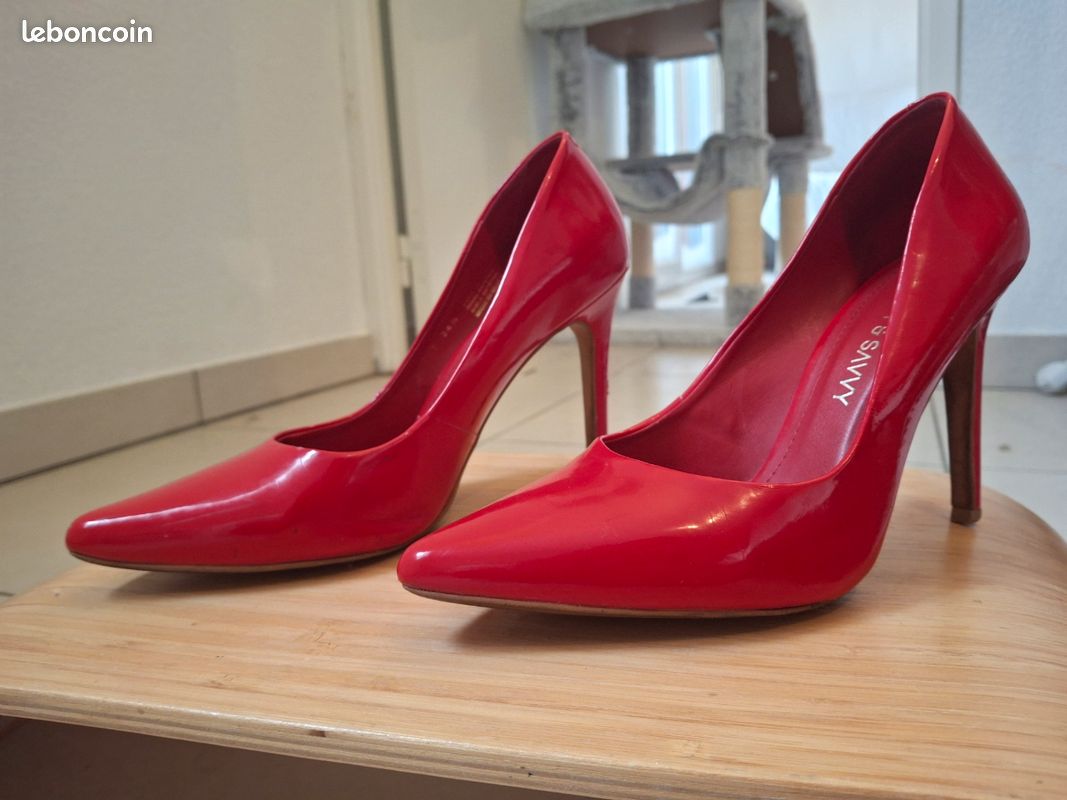 Escarpins hauts rouges (image 1)