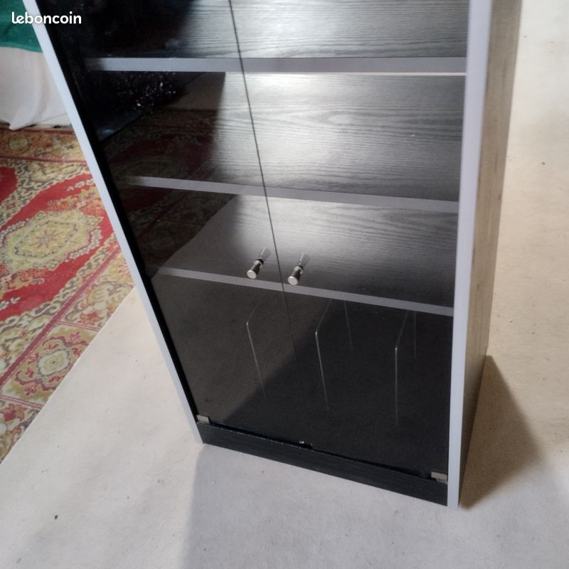 Meuble sur roulettes de rangement vertical doté d'une structure en bois mélaminé et de deux portes battantes en verre fumé et de plusieurs étagères (image 8)