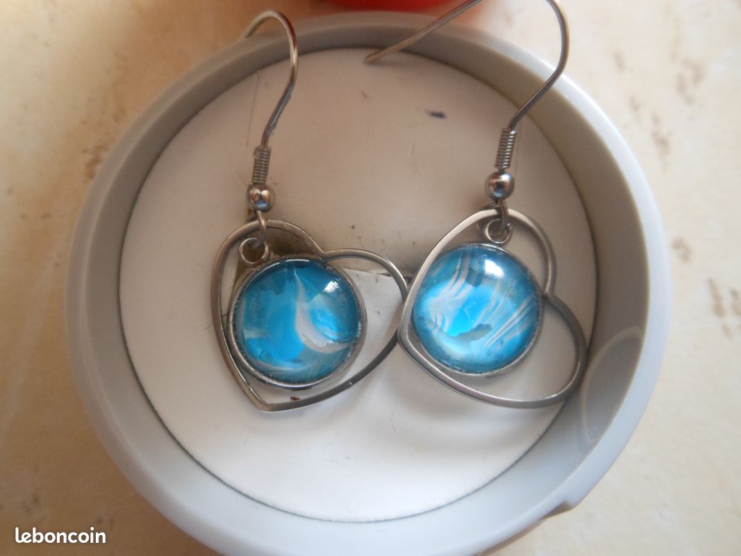 Boucles d'Oreilles N° 30 - Fait Main - En forme de Coeur - Bleu/Blanc (image 1)