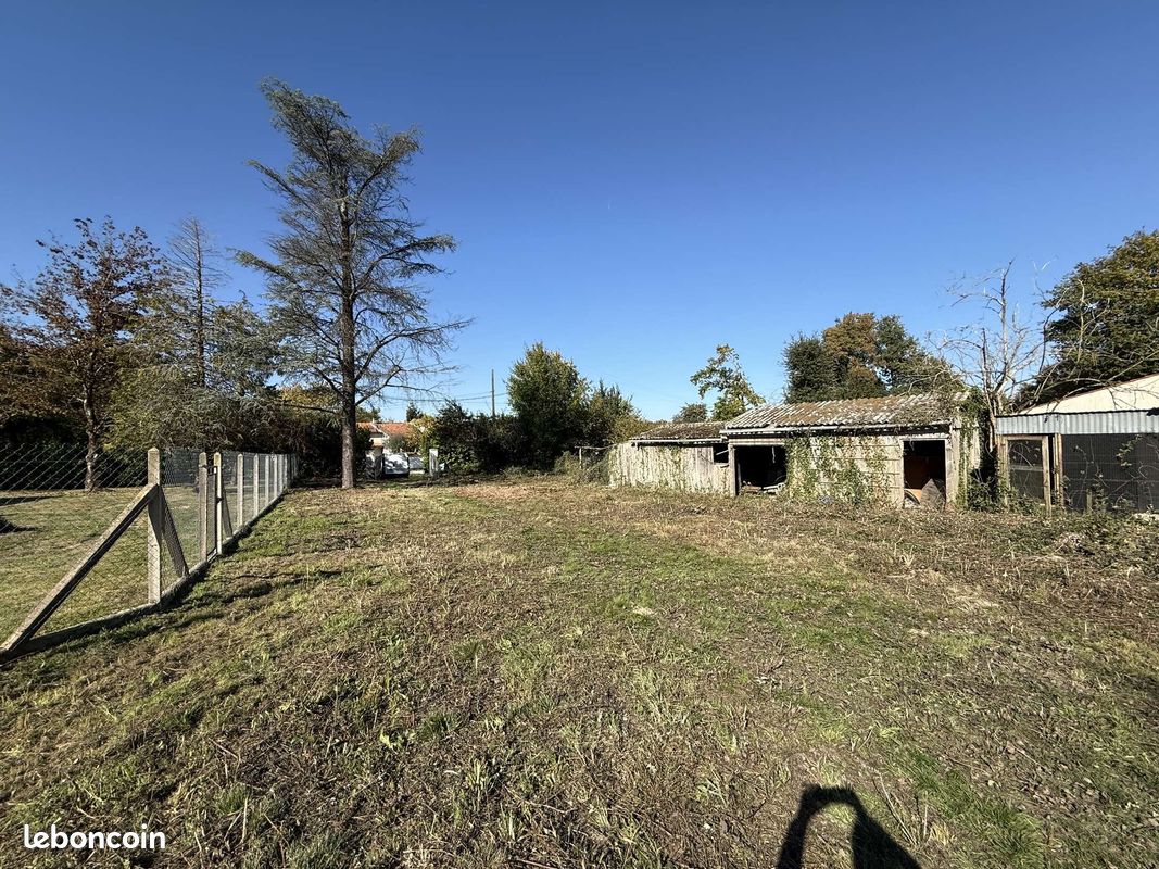 Terrain constructible 556 m² à Saint-Georges-des-Coteaux (17810) · 55 000 €